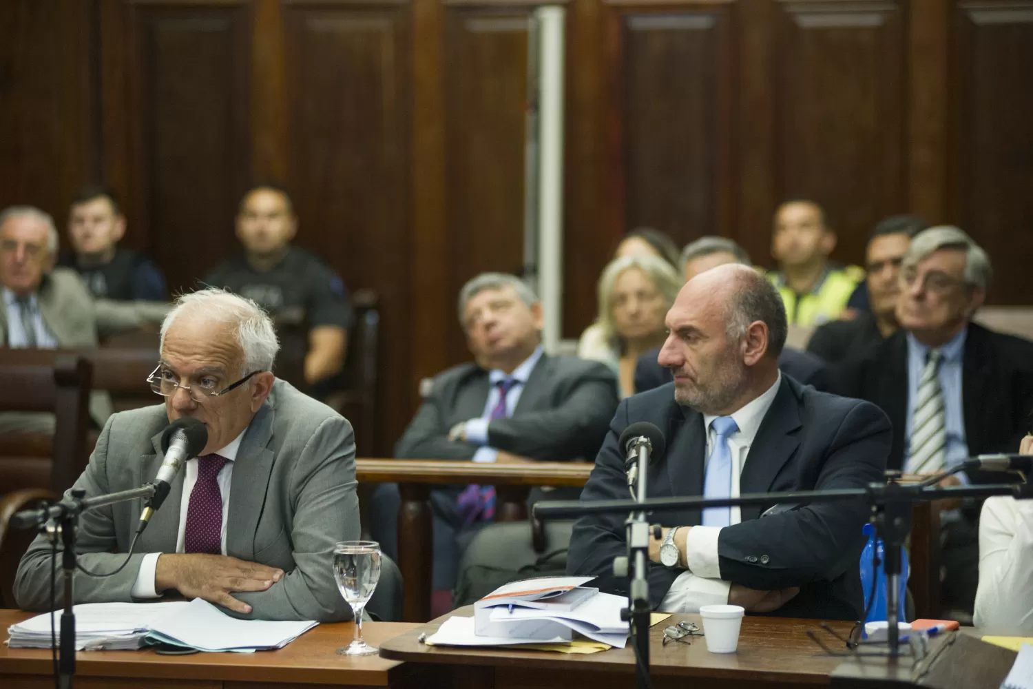 ALEGATOS. El querellante Emilio Mrad expone sus conclusiones mientras el fiscal Carlos Sale lo observa.