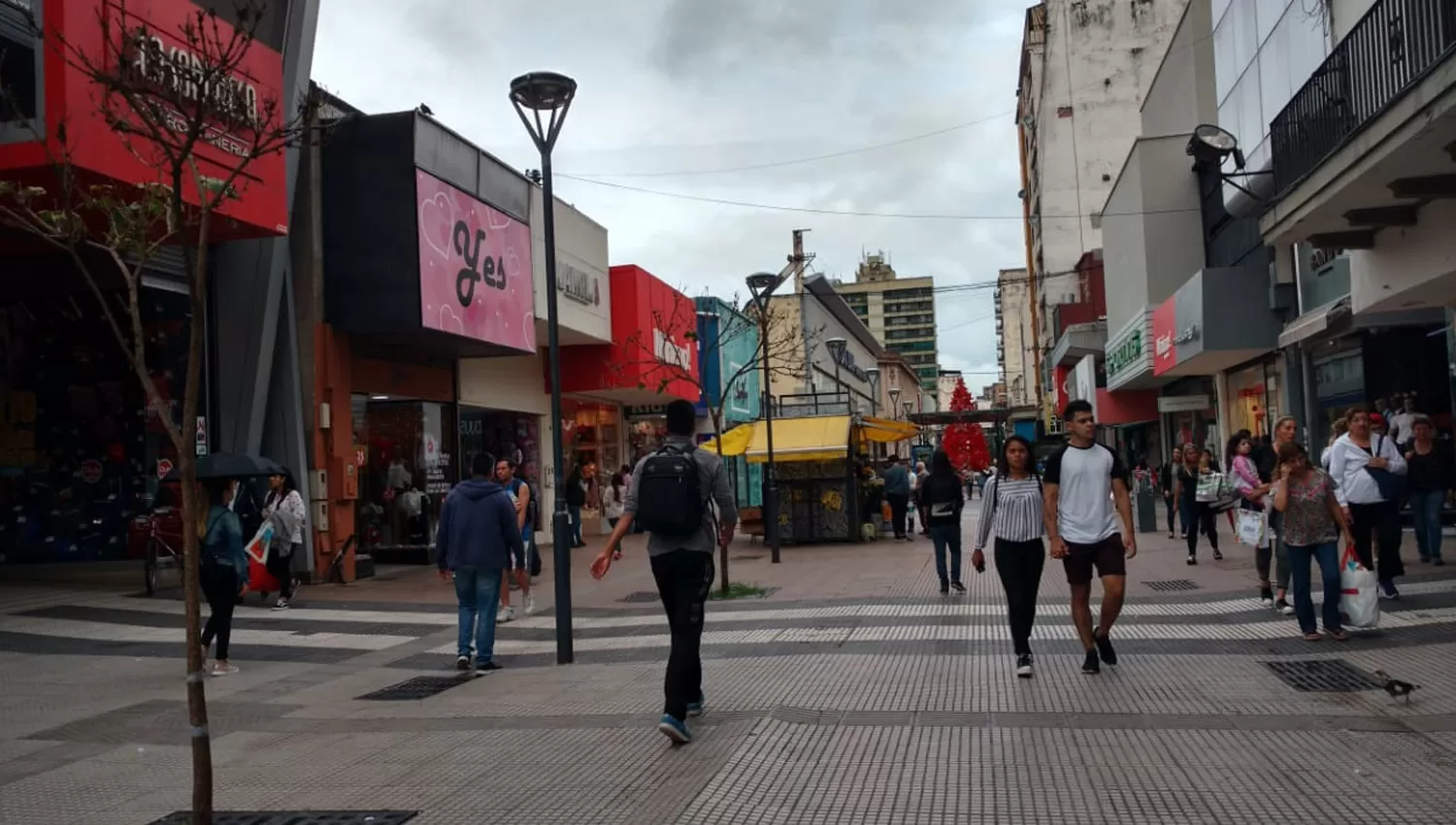 A pesar del paro de colectivos, algunos tucumanos salieron igual y transitan por la peatonal Mendoza. 