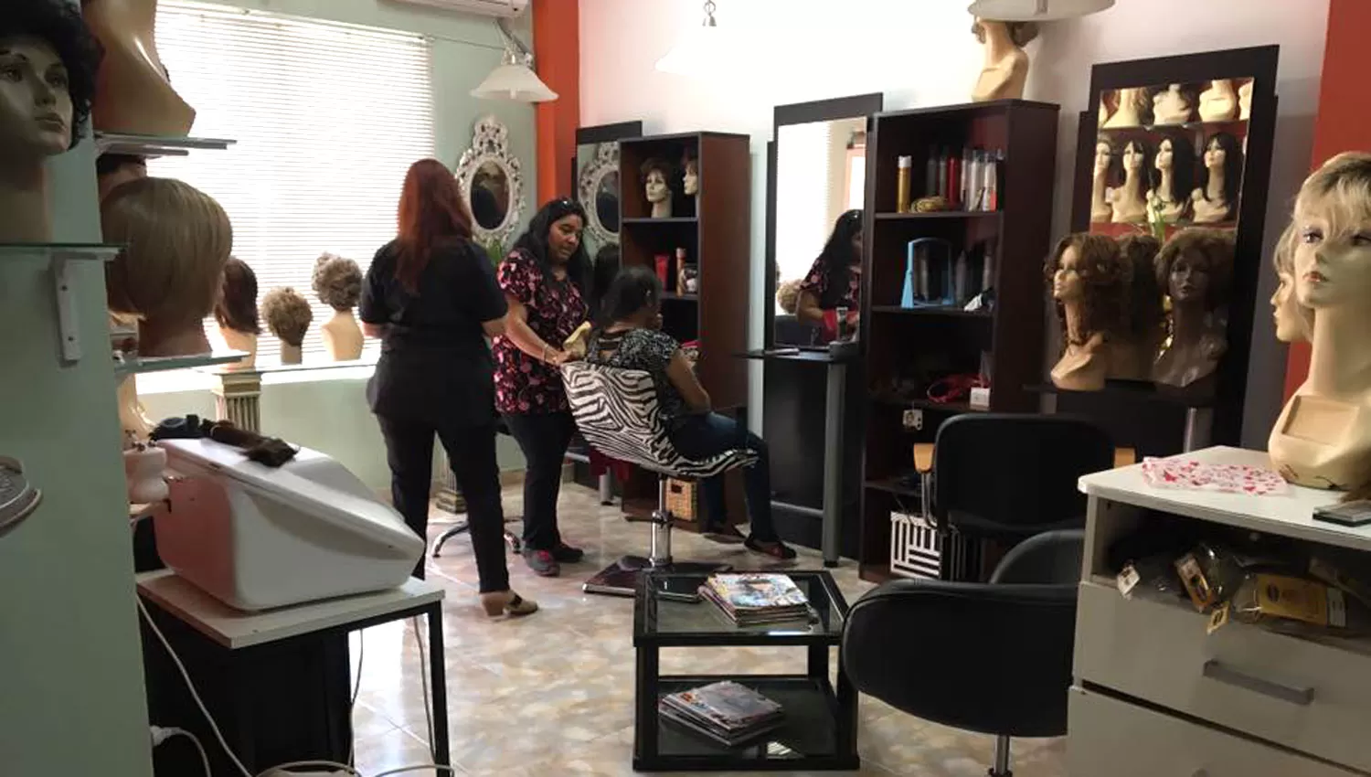 EL SALÓN. La peluquería sirve como banco de donantes para la posterior confección de pelucas para personas bajo tratamientos de quimioterapia