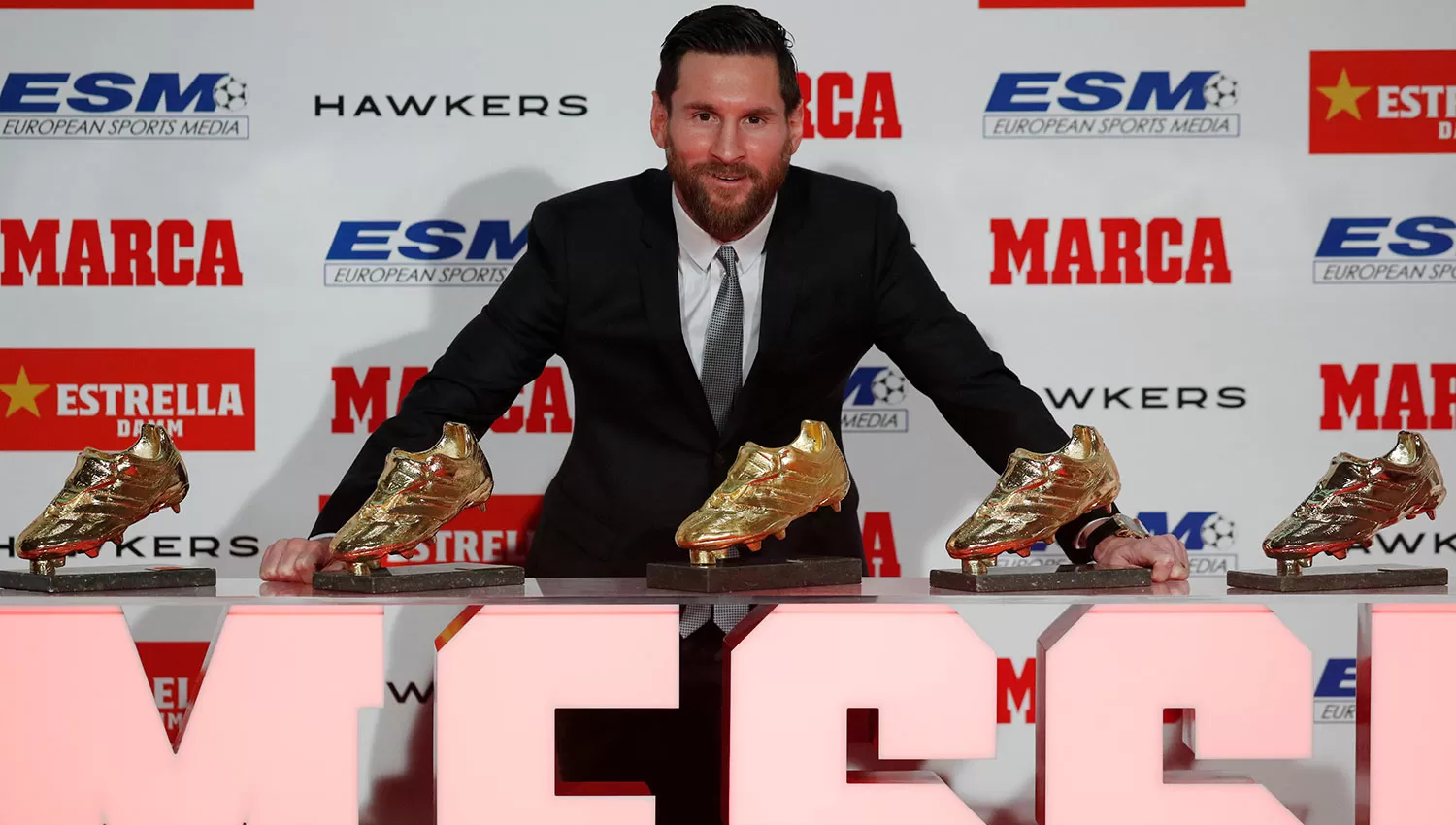 Messi posó con todas las botas de oro que ganó en su carrera. REUTERS