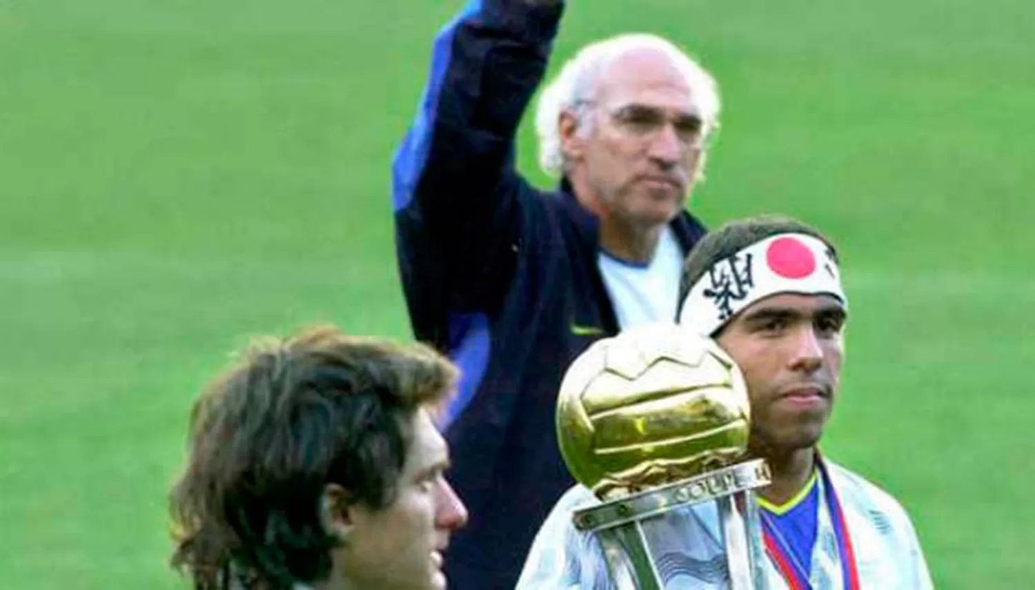 ÚLTIMOS CAMPEONES. Bianchi, Guillermo y Tevez, integraban el plantel de Boca campeón del mundo en 2003.