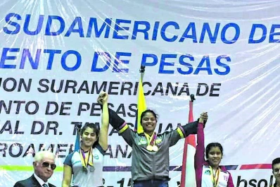 Zelaya se subió al podio en Ecuador