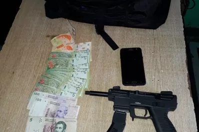 Un joven fue aprehendido con una pistola ametralladora en su auto