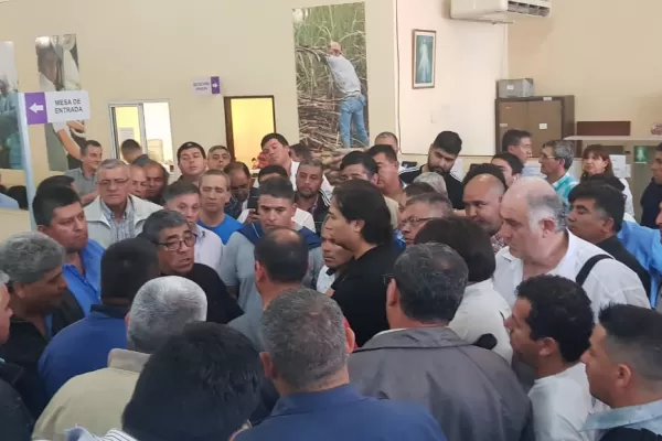 El paro en el servicio de ómnibus se extenderá hasta que los empresarios paguen