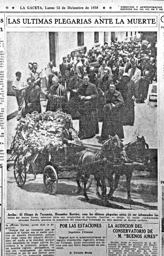 ULTIMA PLEGARIA. Monseñor Barrére reza el responso junto a otros sacerdotes. Ofrendas florales. 