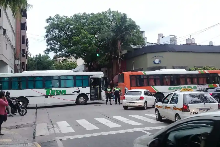 Dejaron los colectivos frente al Concejo y cerca de la Intendencia en señal de protesta