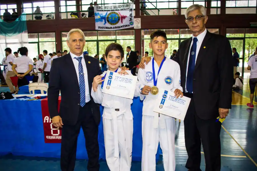 LOS MAESTROS. Eduardo Cabrera (8vo dan), presidente de La Cruzalteña, y Adolfo Villanueva (9no dan), vicepresidente de la ITF, entregaron los premios. 