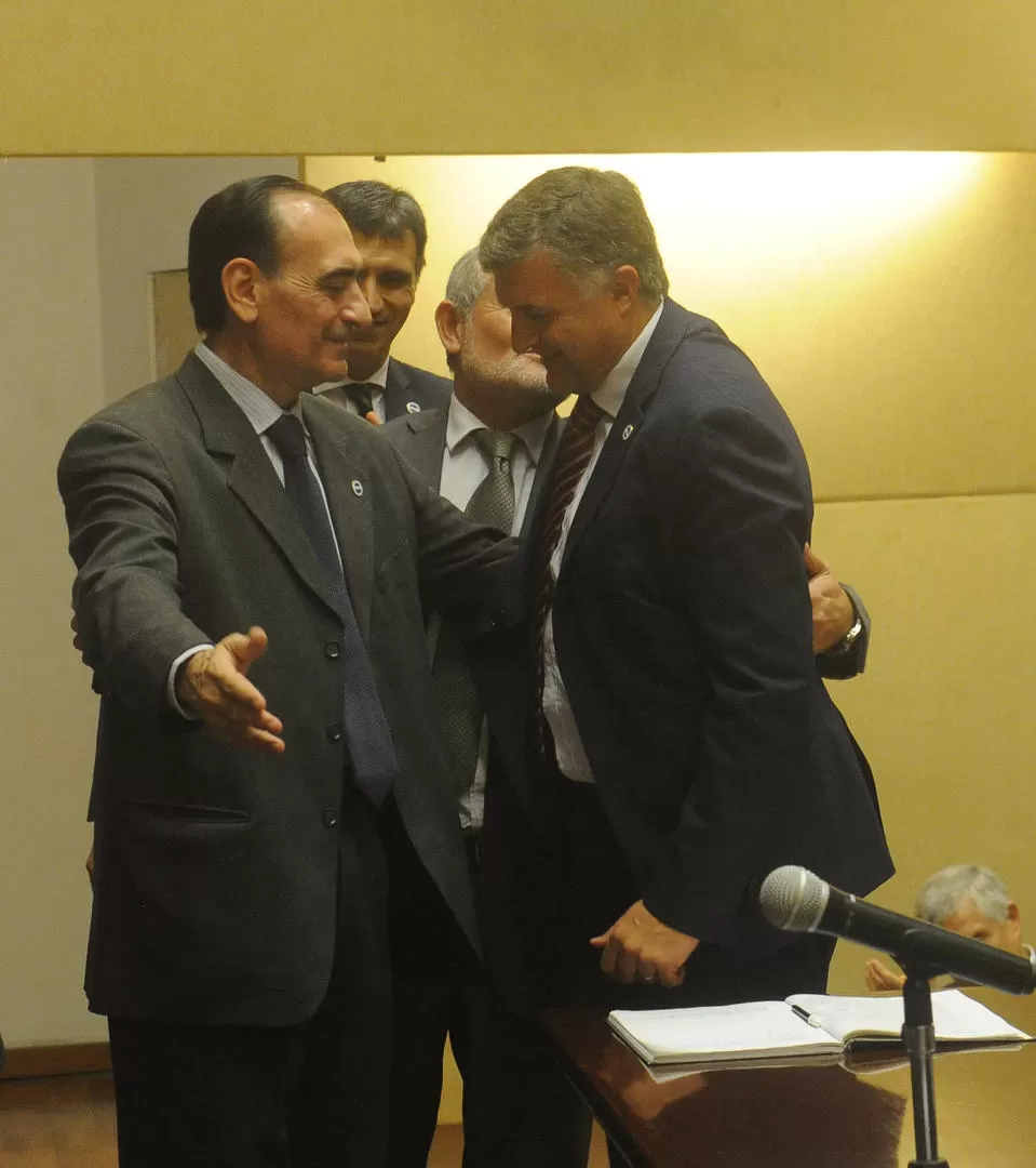 TRASPASO. El vicepresidente saliente, Juan Musi (izquierda), saluda al entrante, Carlos Casal (derecha). la gaceta / foto de Antonio Ferroni
