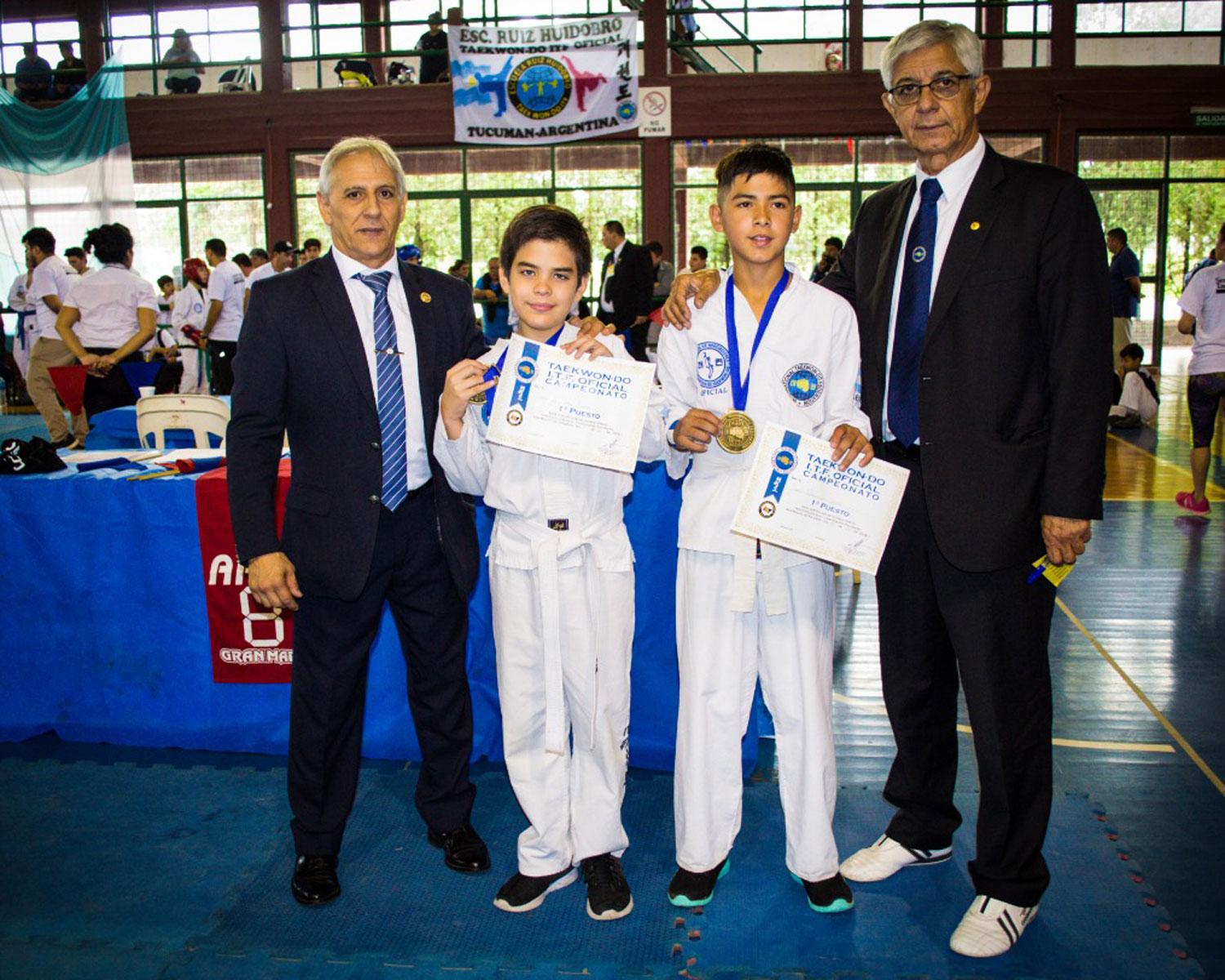 LOS MAESTROS. Eduardo Cabrera (8vo dan), presidente de La Cruzalteña, y Adolfo Villanueva (9no dan), vicepresidente de la ITF, entregaron los premios. 