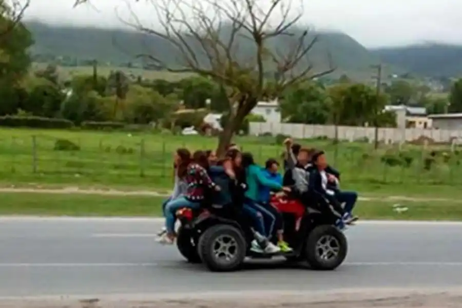 IMAGEN VIRAL. Iban 12 chicos en un cuatriciclo, en enero pasado. 