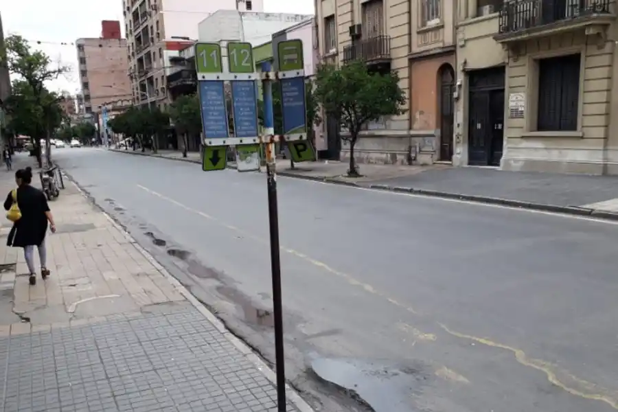SIN COLECTIVOS. La calle Santiago es otro de los corredores por el que circulan líneas urbanas e interurbanas, de este a oeste, en el microcentro de la ciudad.
