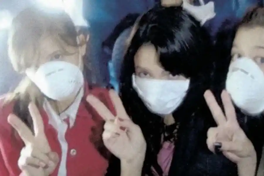 Otra imagen de Thelma Fardin en el avión junto a sus compañeras. REVISTA GENTE