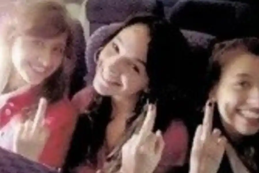 Thelma Fardin, en el avión junto a las mellizas: en ese viaje les contó que Darthés la había violado. REVISTA GENTE