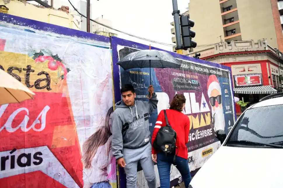 PELEANDO POR UN LUGAR. Es casi imposible transitar sin bajarse a la calle, en donde el tránsito es intenso. LA GACETA / FOTOS DE ANALÍA JARAMILLO.-