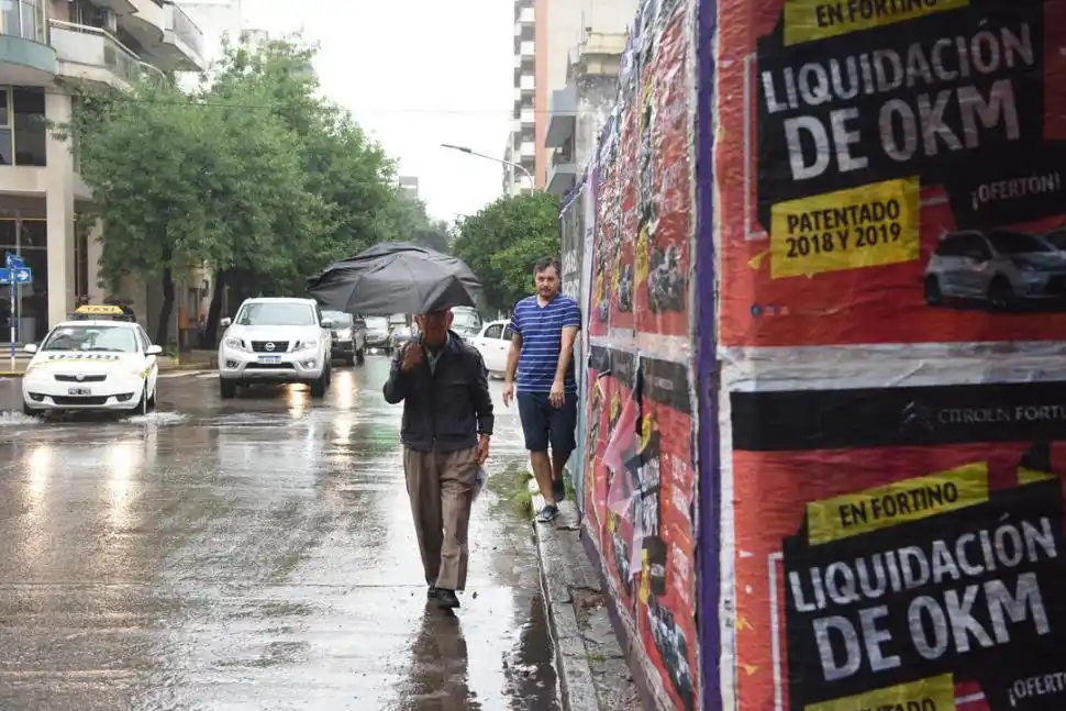 SIN PASARELA. Colocaron la valla, pero no hicieron una pasarela en la calle.