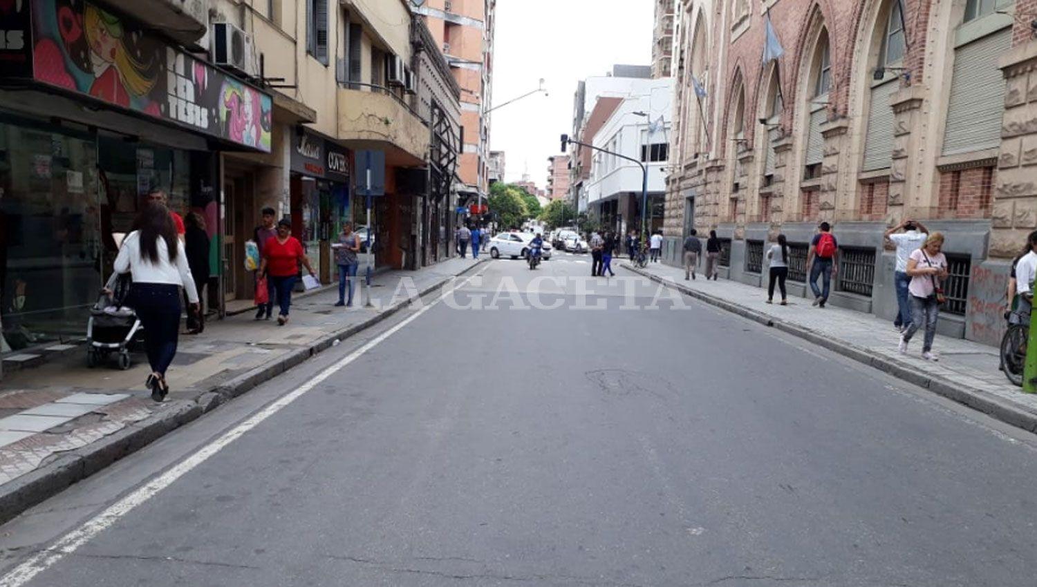 SIN COLECTIVOS. La calle Córdoba (esquina 25 de Mayo) es una de las arterias por las que los ómnibus cruzan el microcentro de este a oeste.