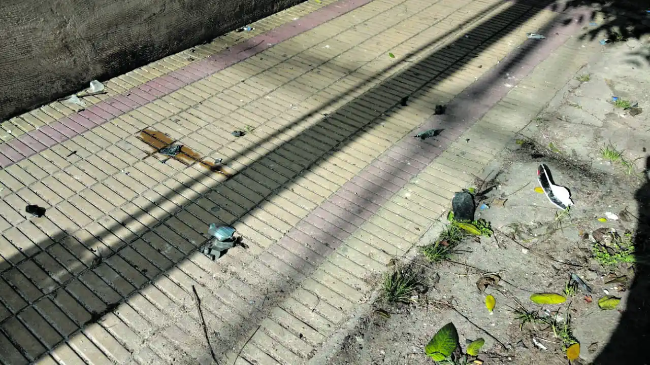 LA VEREDA DEL CRIMEN. Los restos de la moto.