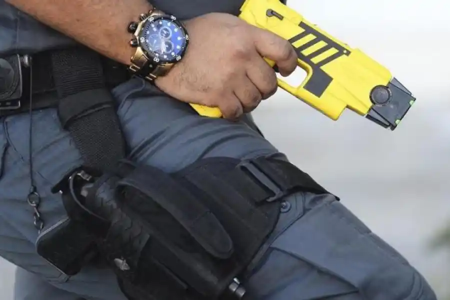 A MODO DE EJEMPLO. Una de las armas eléctricas más conocidas en el mercado es la “Taser”, que se utiliza en varios países.  