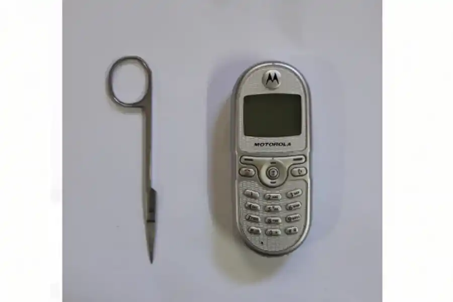 Fue a buscar su auto, encontró a un ladrón dentro del vehículo y avisó a la Policía