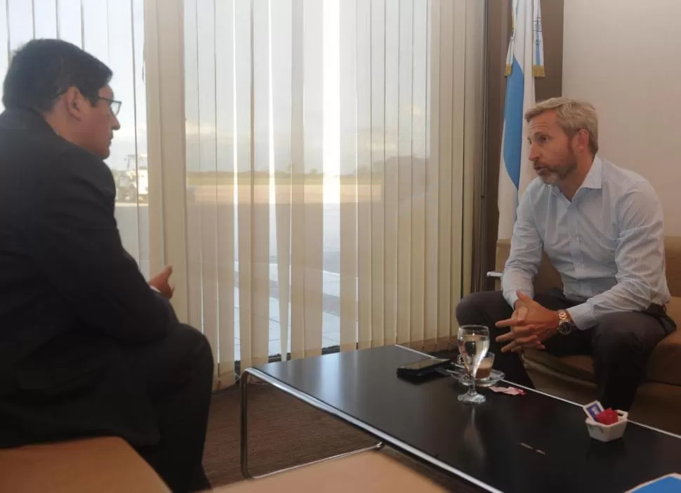 CON LA GACETA. Frigerio concedió una entrevista en la Sala VIP del aeropuerto Teniente Benjamín Matienzo.   