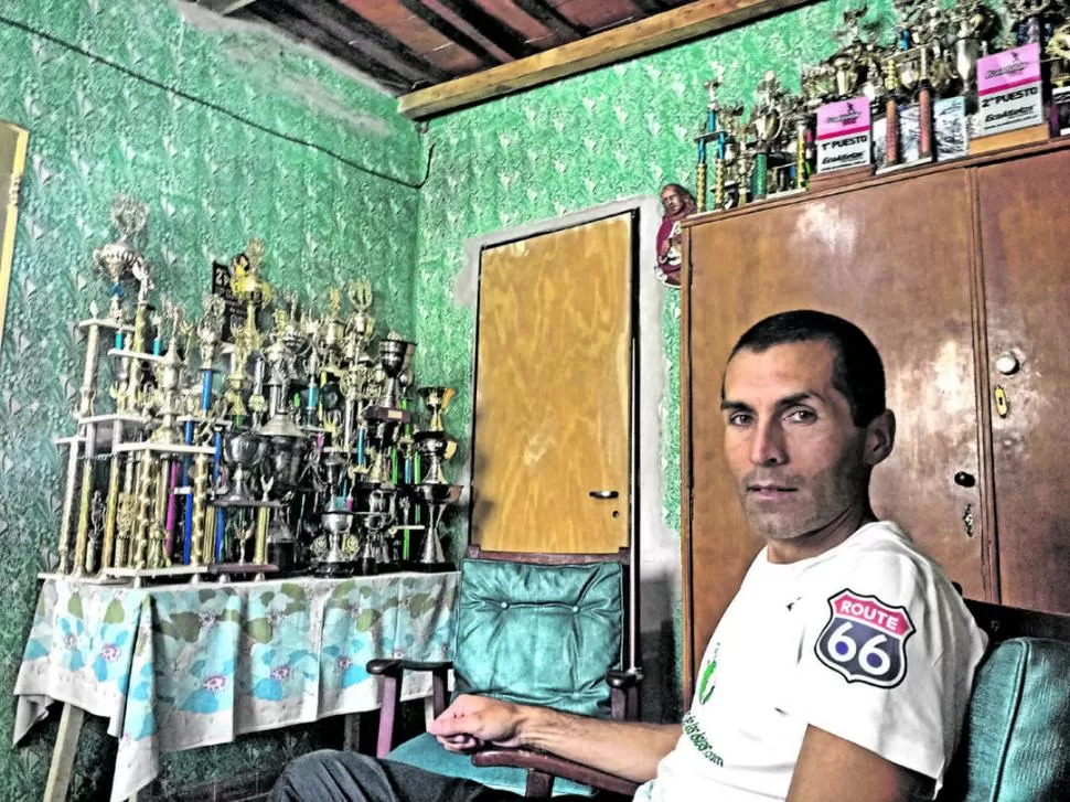 CÓMODO. Lencina en su cuarto, donde tiene cientos de copas y trofeos. FOTOS DE CÉSAR OSVALDO RUIZ