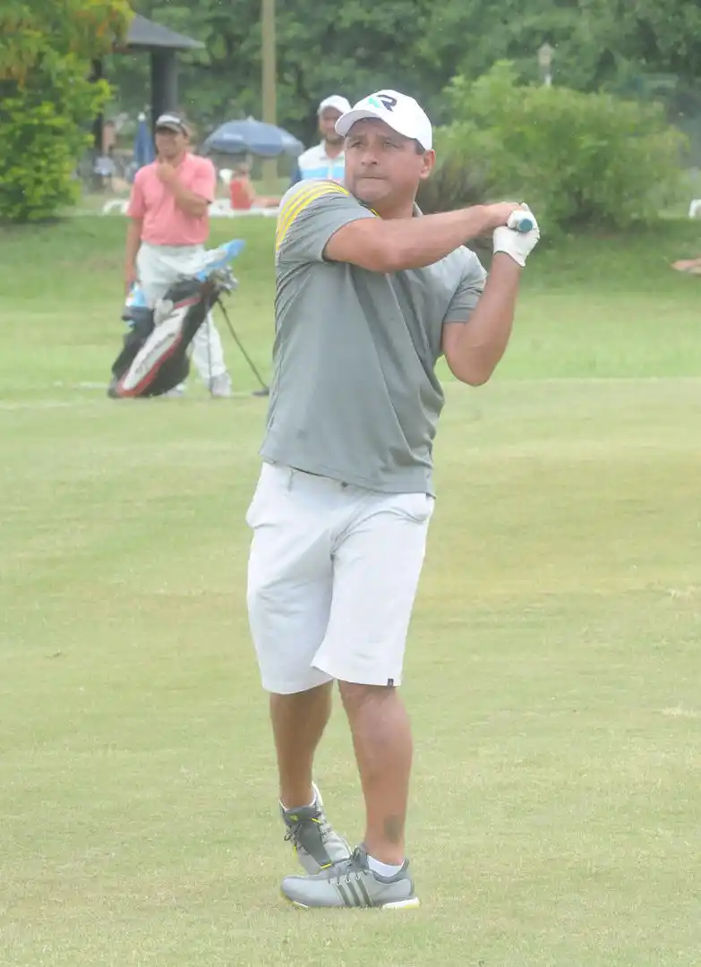CON ESTILO. “Pigu” pega, ante la atenta mirada de Jorge Monroy y Martín Salas. El yerbabuenense vivió a pleno la jornada, en su doble rol: organizador y jugador. la gaceta / fotos de antonio ferroni 