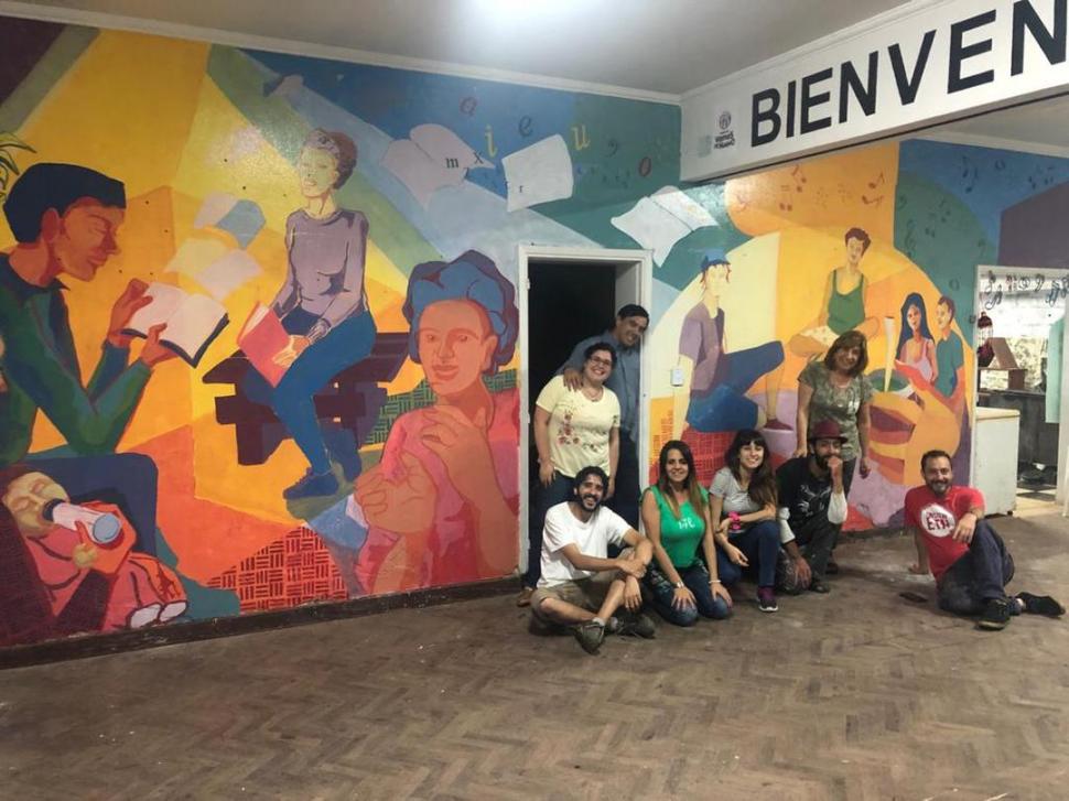 MURALES ESPEJO. En ellos voluntarios y beneficiarios reflejaron la vida cotidiana de los talleres de la fundación. fundación vamos de nuevo