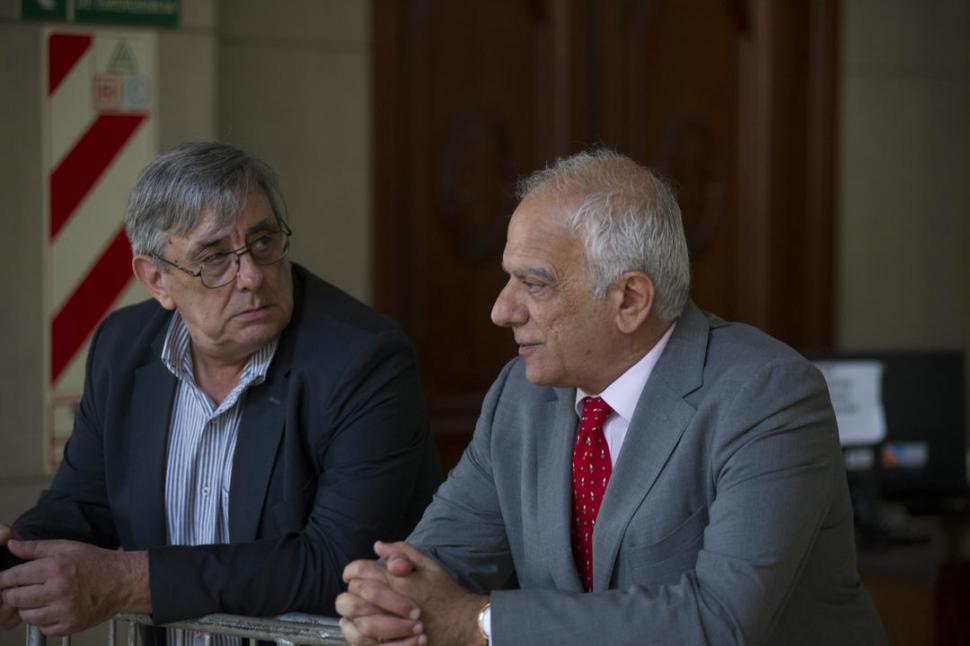 MOMENTO. Alberto Lebbos y su abogado Emilio Mrad hablan en el receso. 
