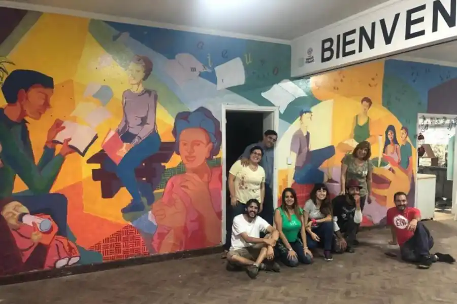 MURALES ESPEJO. En ellos voluntarios y beneficiarios reflejaron la vida cotidiana de los talleres de la fundación. fundación vamos de nuevo