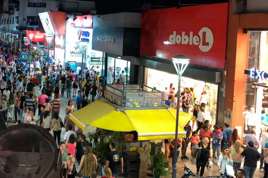Los tucumanos concurrieron masivamente al centro para hacer las compras navideñas 