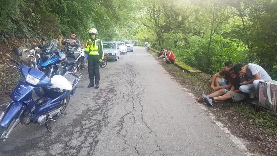 Caída y susto de motociclistas en el camino a San Javier