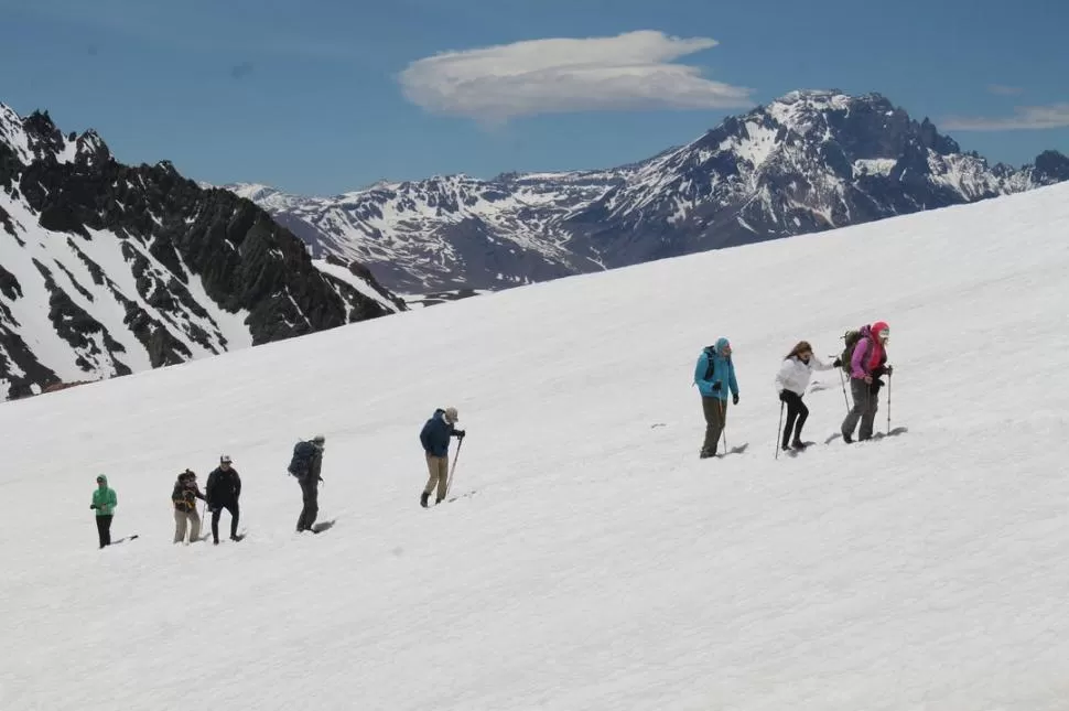 CAMINO A LA CIMA. Desde el campamento El Barroso emprendieron 11 kilómetros de viaje hasta el Valle de las Lágrimas. 