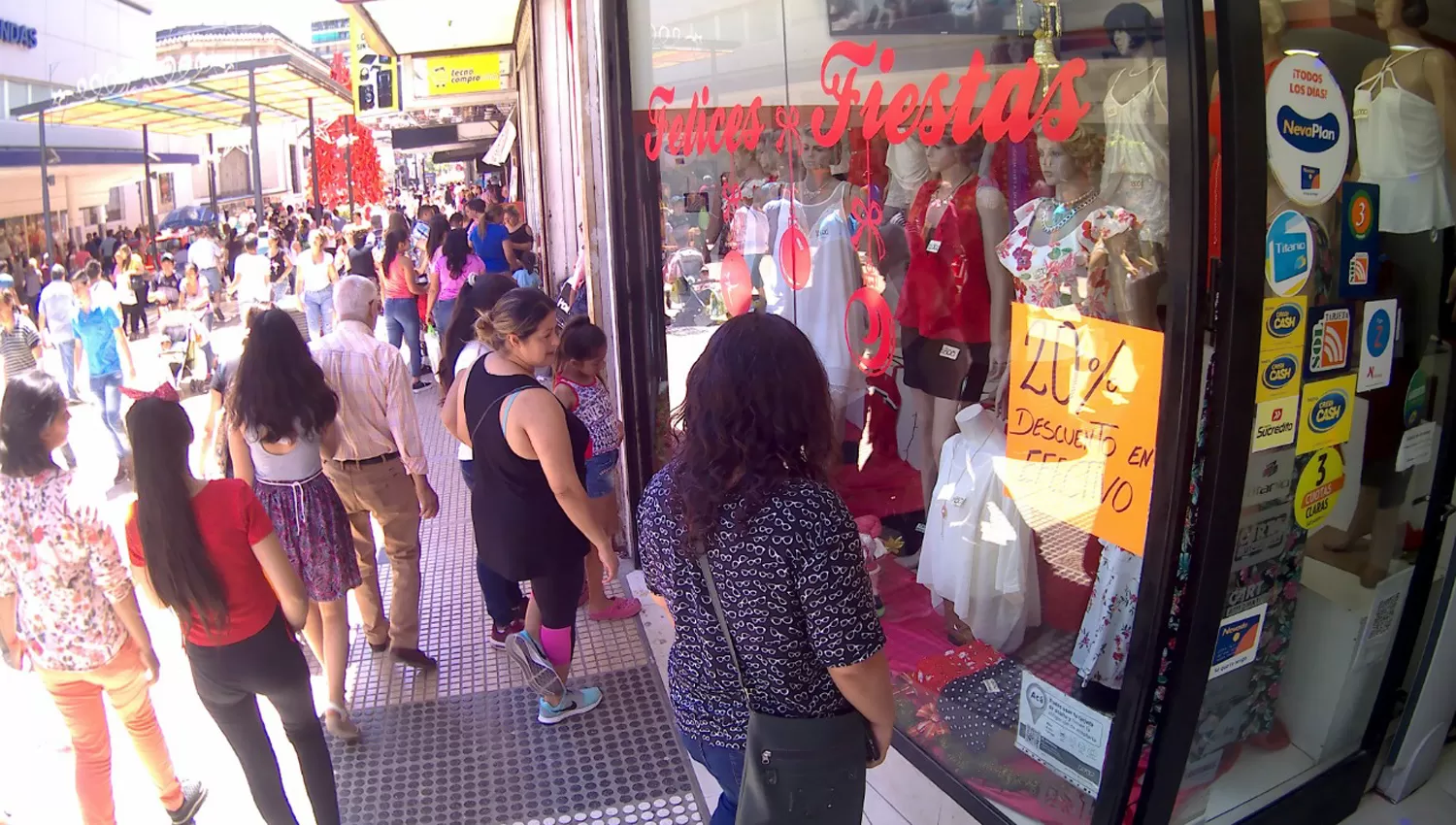 Los tucumanos concurren masivamente al centro para hacer las compras navideñas. LA GACETA / Osvaldo Ripoll 