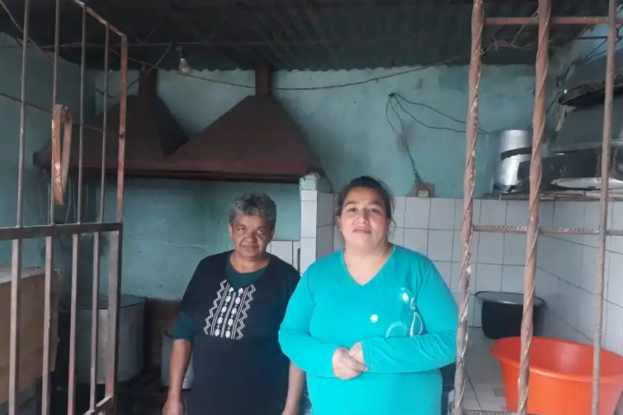 COMEDOR. Ortiz (derecha) afirmó que nunca vio tanta gente con hambre. la gaceta / fotos de Martín Dzienczarski