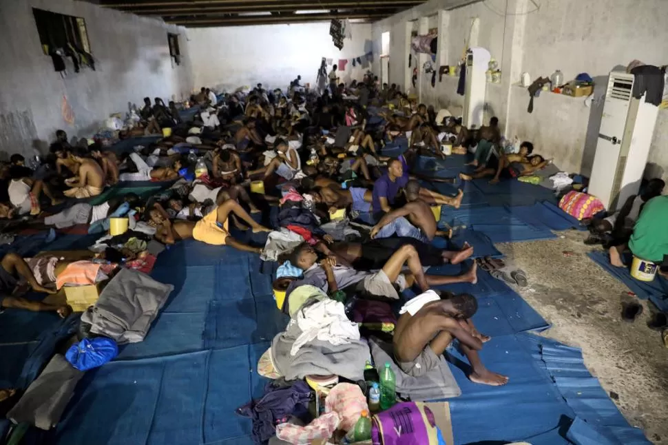 DEVUELTOS. Cientos de personas rescatadas en el Mediterráneo son llevadas a Libia, en condiciones infrahumanas. reuters (archivo)