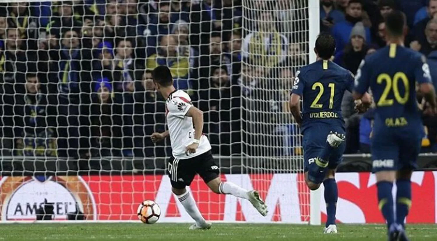 INOLVIDABLE. El gol del Pity Martínez en la final ante Boca.