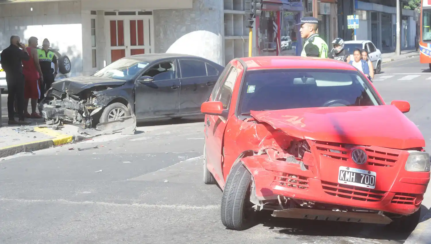 EN BARRIO SUR. El VW Vento quedó sobre la vereda de una carnicería. 