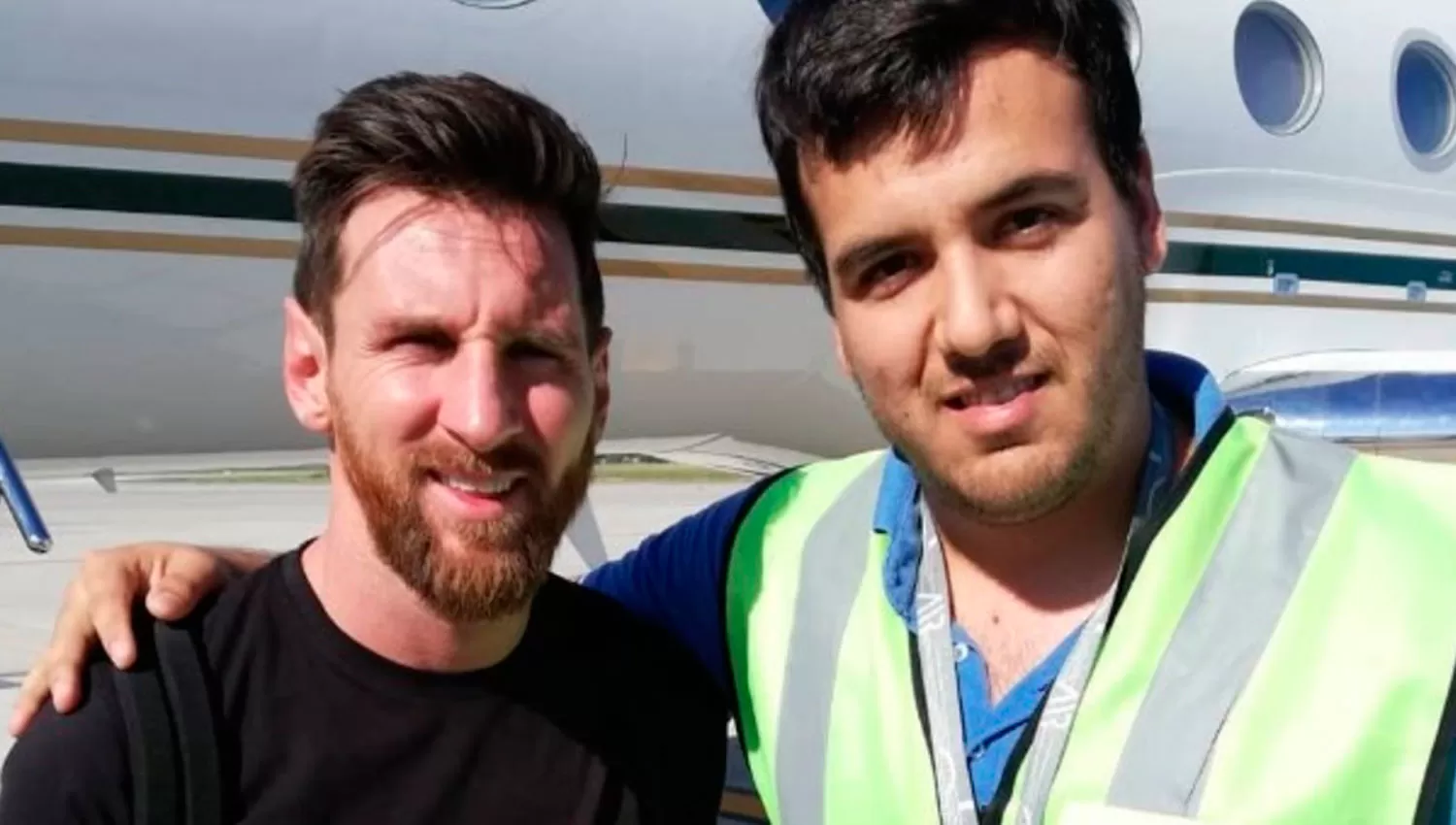 LLEGÓ A CASA. Leo Messi llegó a Rosario y puso objeciones a hora de sacarse fotos con los empleados del aeropuerto.