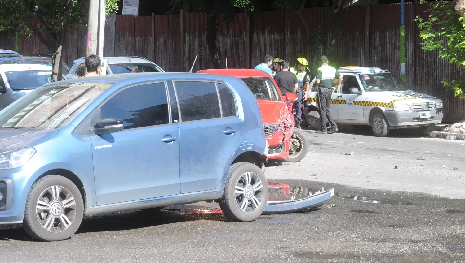 TRIPLE CHOQUE EN BARRIO NORTE. Los vehículos quedaron destruidos en la esquina de Virgen de la Merced y Santa Fe.