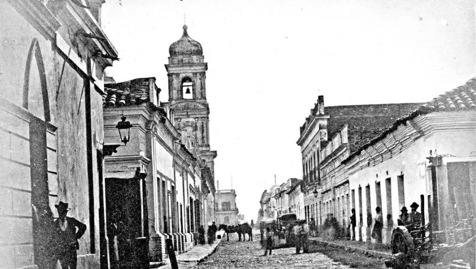 CONGRESO PRIMERA CUADRA. En esta foto de 1870 se destaca, sobre la derecha, la casa de altos de los Silva-Zavaleta, una de las más importantes de la ciudad 