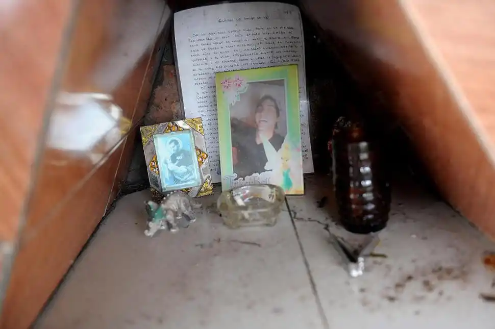 CARTA Y ESTAMPITAS. Así es el interior del monumento de Mario Cantos. 