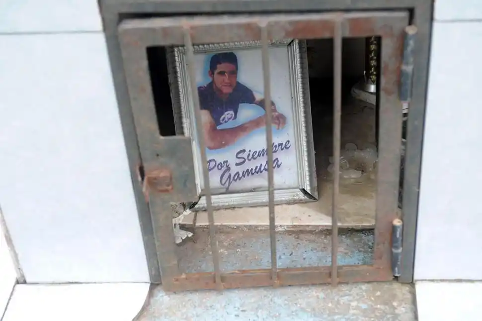 RECUERDO DE UNA TRAGEDIA. La gruta del lugar en el que murió “Gamuza”.