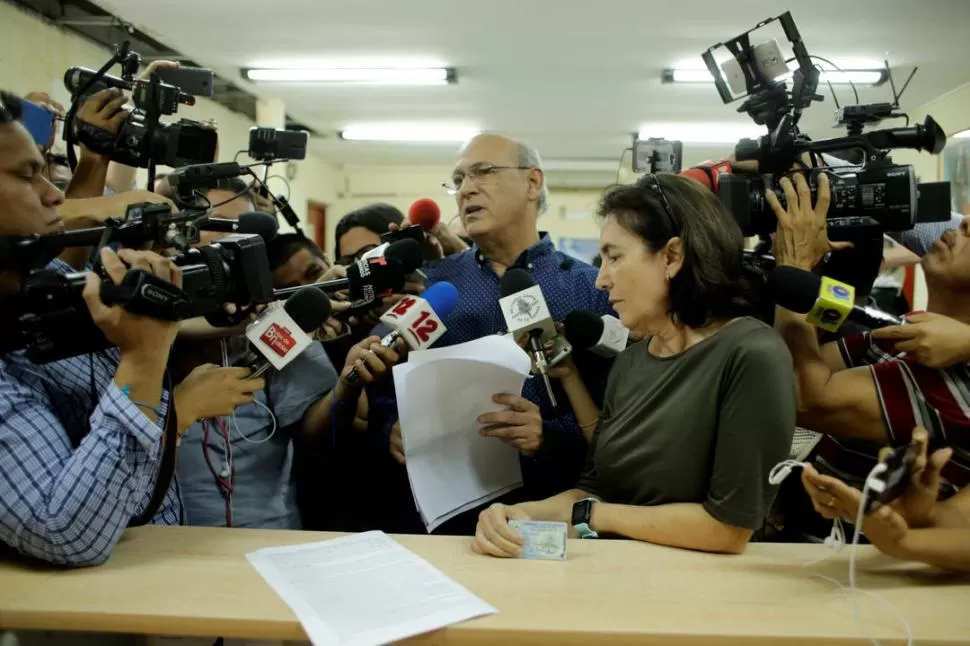 EN MANAGUA. El periodista Carlos Chamorro y su esposa, Desiree Elizondo, presentan ante la Procuración General de la República una denuncia contra las fuerzas de seguridad, luego del allanamiento de la redacción. reuters 