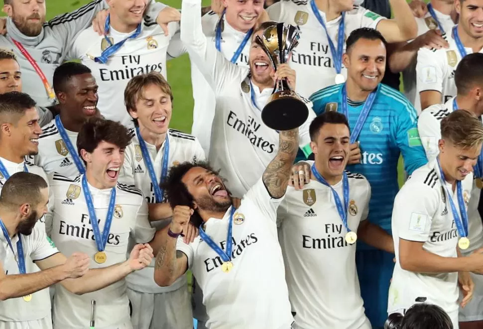UN FESTEJO MÁS. Marcelo levanta el trofeo y junto a sus compañeros celebran el tricampeonato en el Mundial de Clubes. Reuters