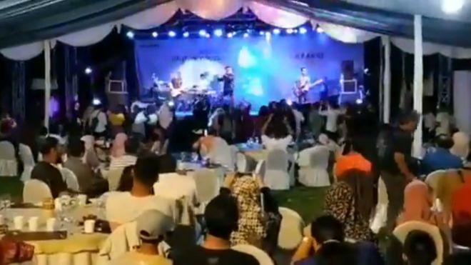 DESASTRE. La popular banda de rock de indonesia, Seventeen, estaba sobre el escenario de un resort cuando una gran ola golpeó el escenario.