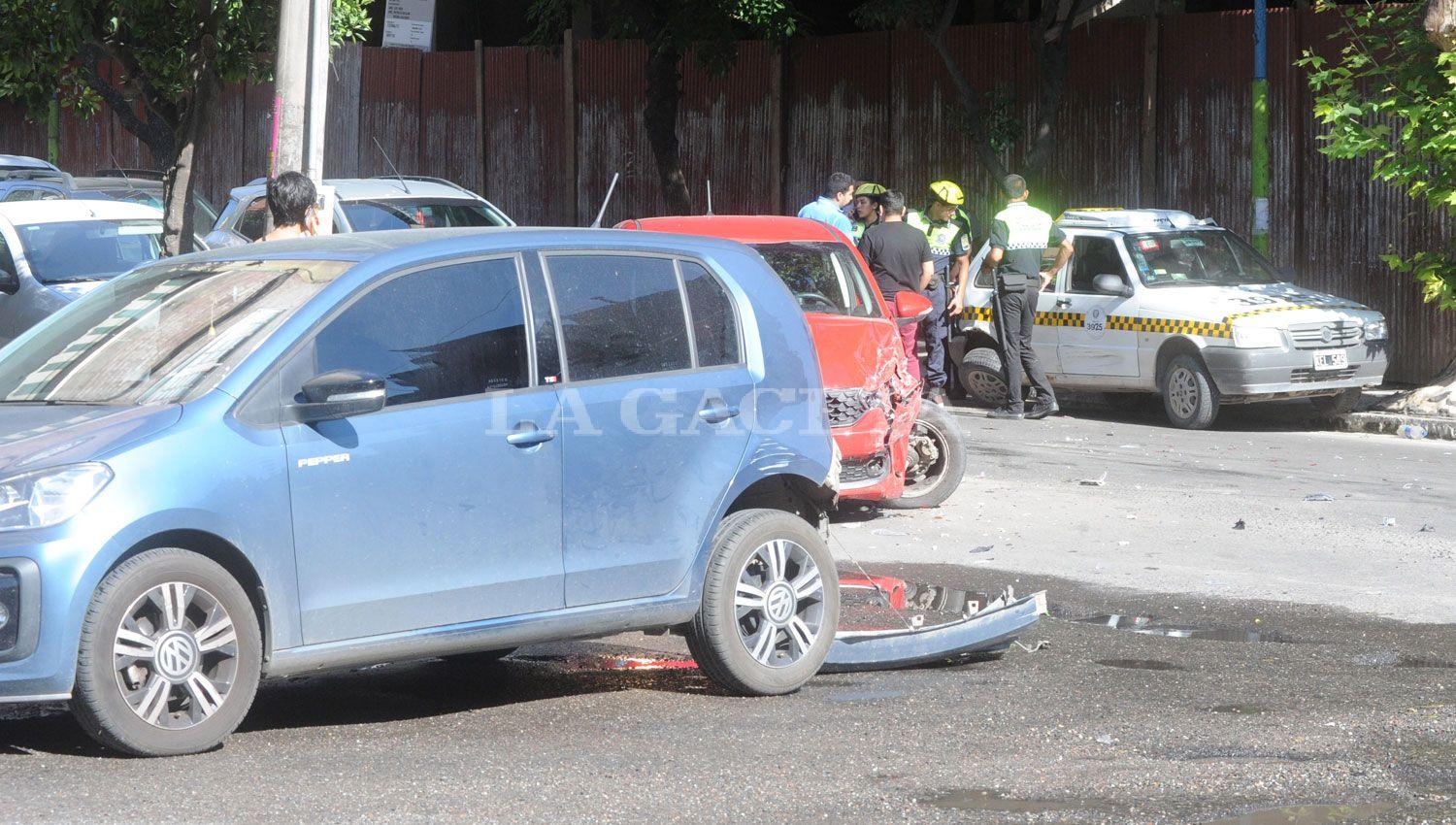 TRIPLE CHOQUE EN BARRIO NORTE. Los vehículos quedaron destruidos en la esquina de Virgen de la Merced y Santa Fe.