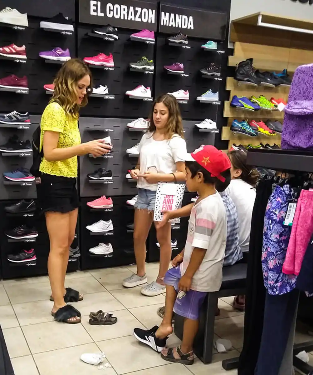 Les compró ropa y zapatillas a 11 niños en situación de calle: la afortunada soy yo
