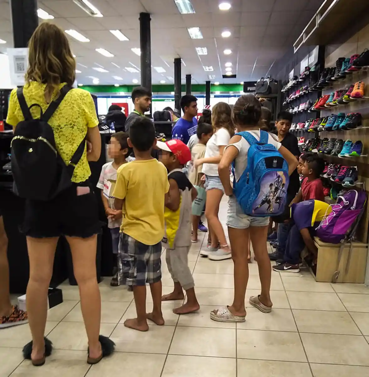 Les compró ropa y zapatillas a 11 niños en situación de calle: la afortunada soy yo