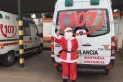 Disfrazada de Papá Noel, está dispuesta a llevar amor arriba de su ambulancia esta noche