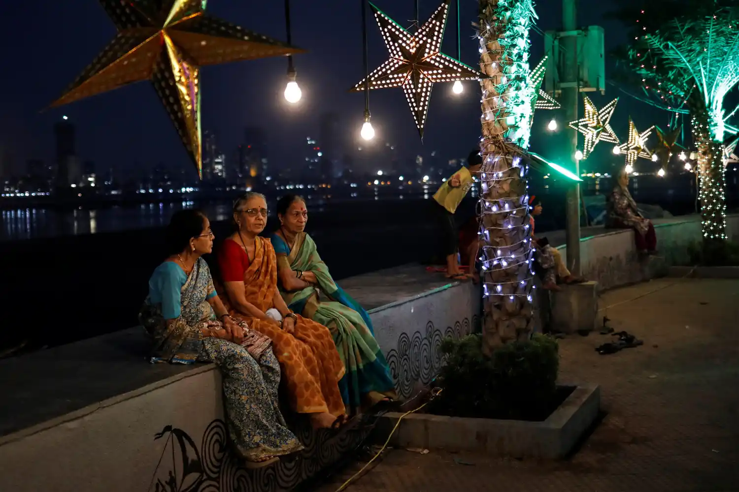 En India, tres mujeres aguardan la llegada de la medianoche en en Mumbai. REUTERS